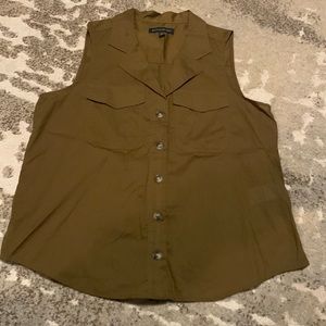 NWOT Womens sleeveless button up blouse